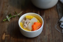 Món canh sườn ngon ngọt với nước sườn hầm từ xương, cùng các loại rau củ rất dinh dưỡng và ngon miệng. Ngoài ra, món canh sườn rau củ này không chỉ làm món ăn ngon cơm mà còn có công dụng thanh nhiệt, giải nóng tuyệt vời cho những ngày nắng oi bức nhé!