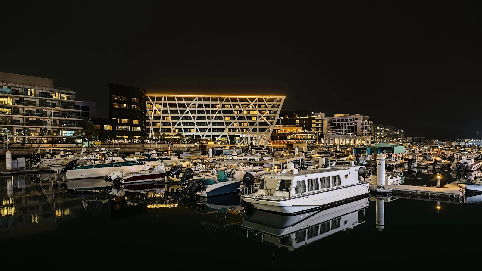 Yas Marina At Night - Night Cityscape Photography 4K Wallpaper (4096x2304)