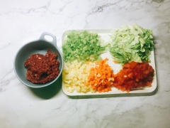 Rửa sạch các loại rau củ quả như: cà chua, cà rốt, cần tây, bắp cải, khoai tây. Sau đó tiến hành thái nhỏ hạt lựu tất cả rau củ quả. Cắt lát gừng tươi.