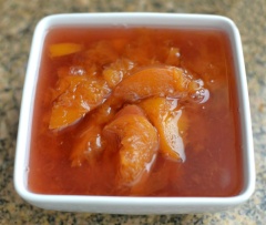 Trong quá trình đun, dùng muỗng gỗ khuấy đều. Sau khi đun, cho syrup đào vào bát. Để nguội.
