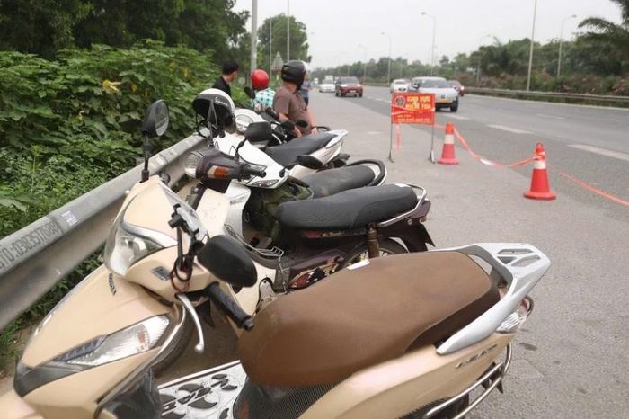 Xử phạt nghiêm lái xe máy 'liều mạng' đi vào cao tốc - Đài Phát thanh và truyền hình Hà Nội