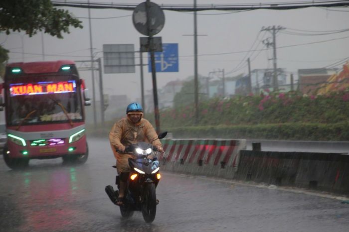 Mưa lớn giải nhiệt TP.HCM, người dân vất vả di chuyển - Báo Pháp Luật TP.HCM