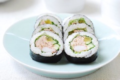 Sốt mayonnaise cá ngừ có thể bảo quản trong tủ lạnh và dùng được ngon nhất trong vòng 4 ngày. Dùng với rau củ, bánh mì, sandwich, cơm nắm, cơm cuộn... đều được. Khi ăn có thể dùng kèm với các loại rau khác.