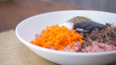 Làm phần nhân thịt xôi chiên. Cho các nguyên liệu gồm 300gr thịt heo xay, 30gr cà rốt cắt hạt lựu, 30gr củ sắn cắt hạt lựu, 30gr nấm mèo cắt hạt lựu vào cùng một tô. Nêm thêm gia vị: 30gr đường, 20ml nước mắm, 20gr dầu hào, 3gr tiêu vào nhân rồi trộn đều cho tất cả thấm gia vị. Phi thơm 20gr hành tím băm với 2 muỗng canh dầu ăn, cho nhân thịt vào xào chín.