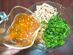 Pha nước nộm: cho nước lọc, đường vào bát con và khuấy đều rồi thêm nước mắm, nước cốt chanh, tương ớt, bột ngọt khuấy đều và nếm cho vừa khẩu vị sau đó mới cho tỏi, ớt băm vào khuấy đều. Cho su hào, cà rốt, thịt gà, rau thơm vào 1 cái tô sau đó cho nước mắm vừa pha vào, trộn đều lên, để 10 phút là có thể ăn ngay được. Khi ăn mới cho nộm thịt gà ra đĩa và rắc đậu phộng rang lên trên để lạc không bị ỉu nhé.