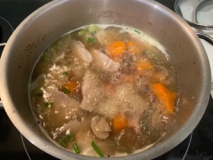 Bỏ hành vào nồi nước dùng, bỏ sườn vào nấu khoảng 20p