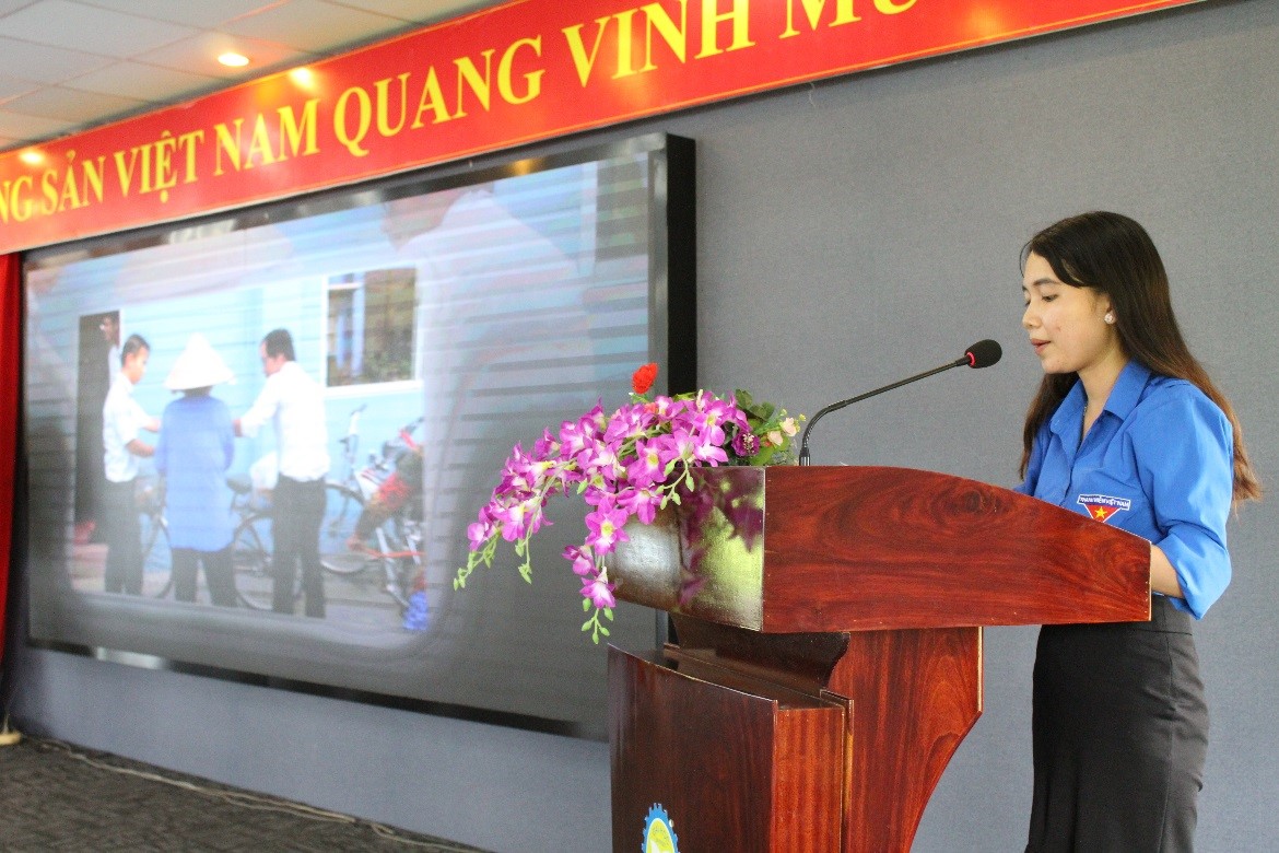 Đ/c Đặng Thị Thùy Trâm – Ủy viên BTV Đoàn trường thông qua quy chế hoạt động CLB 