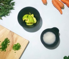 Sò lông mua về bạn rửa sạch, tách lấy phần thịt, ướp sò với 1/2 muỗng cà phê muối. Gạo trắng bạn ngâm với nước trong 10 phút sau đó dùng chày, giã nát gạo.