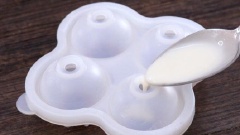 Sau đó chia đều bột rau câu vào khuôn và cho vào tủ lạnh 10 phút. Lá gelatin ngâm nước cho mềm rồi cho vào lò vi sóng quay tan chảy. Trộn sữa tươi với gelatin rồi chế vào khuôn ban đầu và cho lại vào tủ lạnh đến khi thạch đông lại là xong. Lấy thạch ra là bạn đã có ngay những chiếc nhãn cầu xinh xắn, đáng yêu cho ngày Halloween rồi đó.