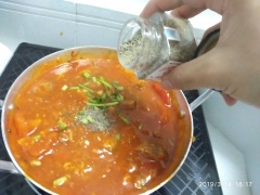 Nêm nếm các gia vị cho vừa ăn, tiếp tục ninh cho đến khi hỗn hợp kẹo lại thì cho hành lá và tiêu vào.