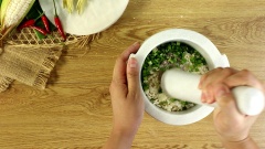 Chuẩn bị làm ram bắp: Bóc sạch vỏ và râu của 2 trái bắp nếp, bào nhỏ hạt bắp. Cho bắp đã bào vào cối giã và thêm gia vị với 1 muỗng cà phê hành tím băm, 1 muỗng cà phê hạt nêm, 1 muỗng cà phê đường, 1 muỗng cà phê tiêu và 10gr hành lá. Quết nhuyễn bắp cho đến khi được hỗn hợp có độ sệt nhất định.