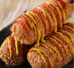 Gắp xiên que ra cho bớt dầu khi dùng thì thêm tương ớt, tương cà và mustard. Như vậy là chúng ta đã có được món ăn vặt ngon lanh rồi nhé! Sẽ rất ngon khi mình dùng nóng.