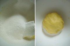 Rây bột mì, 20gr đường trắng vào hỗn hợp trên, trộn đều đến khi bột đồng nhất.