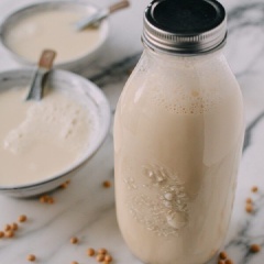 Khi uống thêm đường vào khuấy vừa vị, bạn nên cho vào bình thủy tinh hoặc dụng cụ cất sữa vào ngăn mát, dùng bao nhiêu lấy bấy nhiêu. Có thể cho thêm đá nếu muốn uống lạnh.