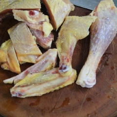 Gà rửa sạch, chặt miếng vừa ăn.