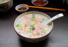 Cuối cùng, bạn múc cháo ra tô và thưởng thức cùng hành lá!