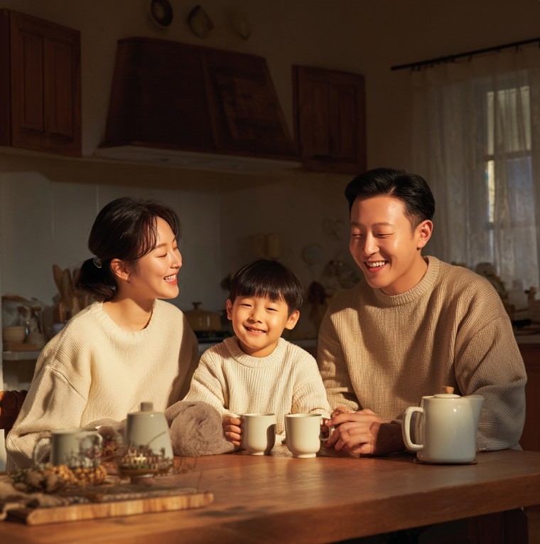가족이 함께 차를 마시는 모습