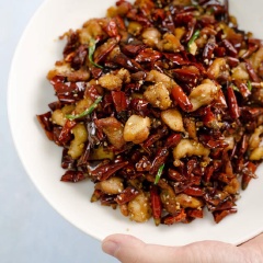 Cho thịt gà chiên giòn rang ớt cay thơm ra đĩa dùng nóng với cơm rất tuyệt. Đây là món ăn siêu cay thích hợp cho các bạn chuộng những món cay nhé! Món này ăn trong những ngày lạnh rất là hợp luôn nhé!