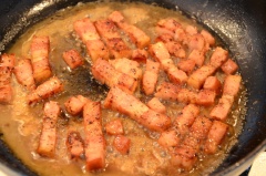 Thái pancetta (thịt xông khói Ý) thành miếng dài vừa ăn. Thái ngò rí thành đoạn nhỏ. Đun nóng dầu olive trong chảo, cho pancetta vào đảo nhanh tay, thêm tiêu và 1 muỗng nước luộc mì vào đun trên lửa nhỏ. Cho ngò rí đã thái nhỏ vào đảo đều và tiếp tục đun liu riu. Nêm 1/3 muỗng cà phê muối tiêu, xào tiếp cho miếng thịt đậm đà, nếu khô thì tiếp tục rưới thêm nước luộc mì Ý.