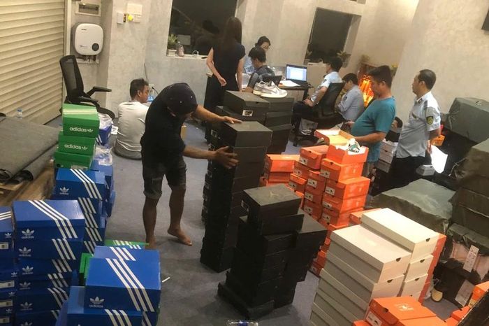 Khởi tố giám đốc công ty bán hàng ngàn đôi giày giả, thu lợi bất chính hơn 3,5 tỷ đồng - Báo Công An Nhân Dân
