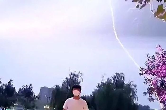 Đang chụp ảnh, nam thanh niên cuống cuồng bỏ chạy vì sét đánh gần đó - Tạp chí Doanh Nghiệp Việt Nam