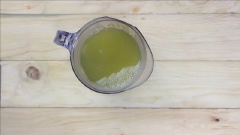 Cho vào nồi cá cơm khô, rong biển khô, gừng xắt sợi, tỏi đập dập, hành tây cắt nhỏ và 600ml nước nóng, đun sôi ở lửa vừa. Khi nước sôi, các bạn hớt bọt rồi hạ lửa nhỏ, đun liu riu khoảng 20 phút đến khi thấy nước dùng chuyển sang màu xanh, nếm vào nghe dậy mùi rong biển và cá cơm khô thì tắt bếp. Lọc qua rây lấy 300ml nước dùng.