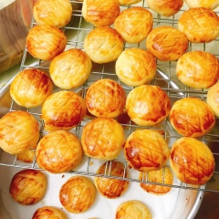 Nướng bánh ở 180 độ trong 15 phút, lấy bánh ra ngay, đặt bánh lên rack đến khi nguội.