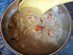Khi ăn có thể tùy sơ thích mà chế biến bánh canh chay, bánh canh cua hay bánh canh tôm thịt, ... Chỉ khi ăn bạn mới tiến hành luộc sợi bánh canh, để tránh đợi lâu ngoài không khí mà không có nước súp thì chúng sẽ dính với nhau đấy!