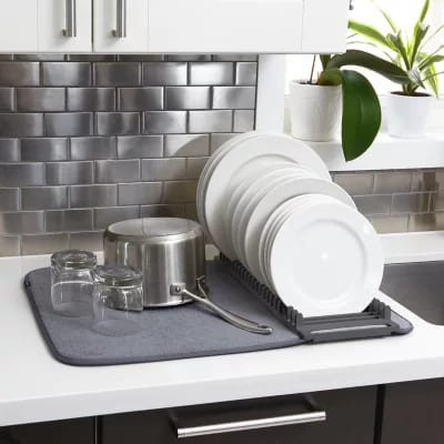 Escurridor para trastes de polipropileno Umbra® U Dry con tapete color negro carbón