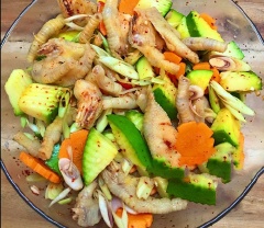 Xếp chân gà ra một tô lớn, thêm xoài xanh, cà rốt, gừng, ớt, tỏi, sả. Nếu thích thơm hơn các bạn cho vài lát quất vào nhé (cho ít thôi không sẽ đắng). Sau đó đổ nước trộn gỏi lên và mang bao tay vào trộn thật đều. Để vào ngăn mát khoảng 20 phút cho ngấm rồi mang ra ăn.