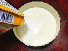 Cho 260gr sữa chua ra tô, thêm 50ml kem tươi, 3 thìa sữa đặc và khuấy đều hỗn hợp. Cuối cùng, bạn cho xoài xay nhuyễn vào khuấy đều 1 lần nữa.