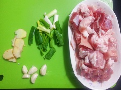 Thịt ba chỉ cạo sạch da, rửa sạch và thấm khô nước, cắt thành những miếng vuông nhỏ vừa ăn. Hành lá thái khúc, gừng thái lát, tỏi bóc vỏ để nguyên tép.