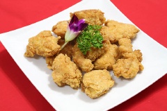 Gà popcorn giòn béo với những viên thịt gà chiên chín giòn rụm, nhai rôm rốp rất thích miệng. Món ăn có vàng ươm rất bắt mắt, khi ăn bạn có thể chấm cùng tương ớt hoặc tương cà tùy theo sở thích và dùng nóng sẽ ngon hơn. Món gà popcorn hứa hẹn các bé nhà bạn sẽ mê tít cho đấy!