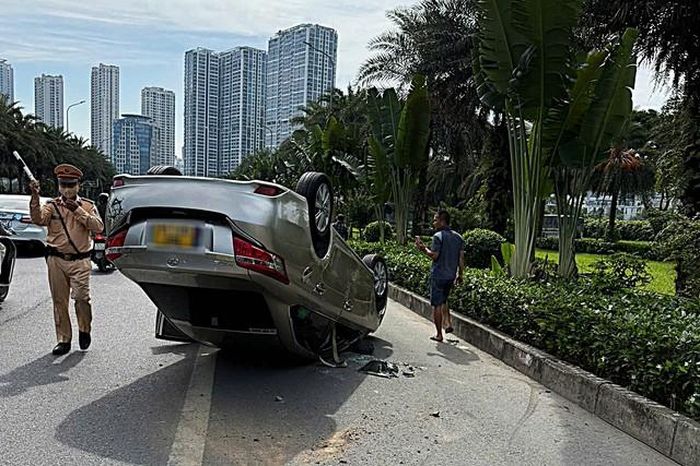 Ô tô 'ngửa bụng' tại Hà Nội sau sự cố bất ngờ - Báo Sức Khỏe &amp; Đời Sống