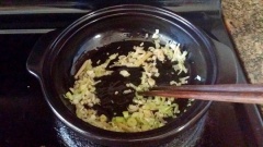 Cách làm thịt bò kho sả: Đun nóng 1 muỗng canh dầu ăn trong nồi. Cho phần sả, tỏi và gừng còn lại vào nồi. Đảo đều cho sả, tỏi và gừng có mùi thơm và chuyển màu vàng nhẹ. Cho thịt bò đã ướp vào đảo đều cho bò chín sơ lớp bên ngoài.