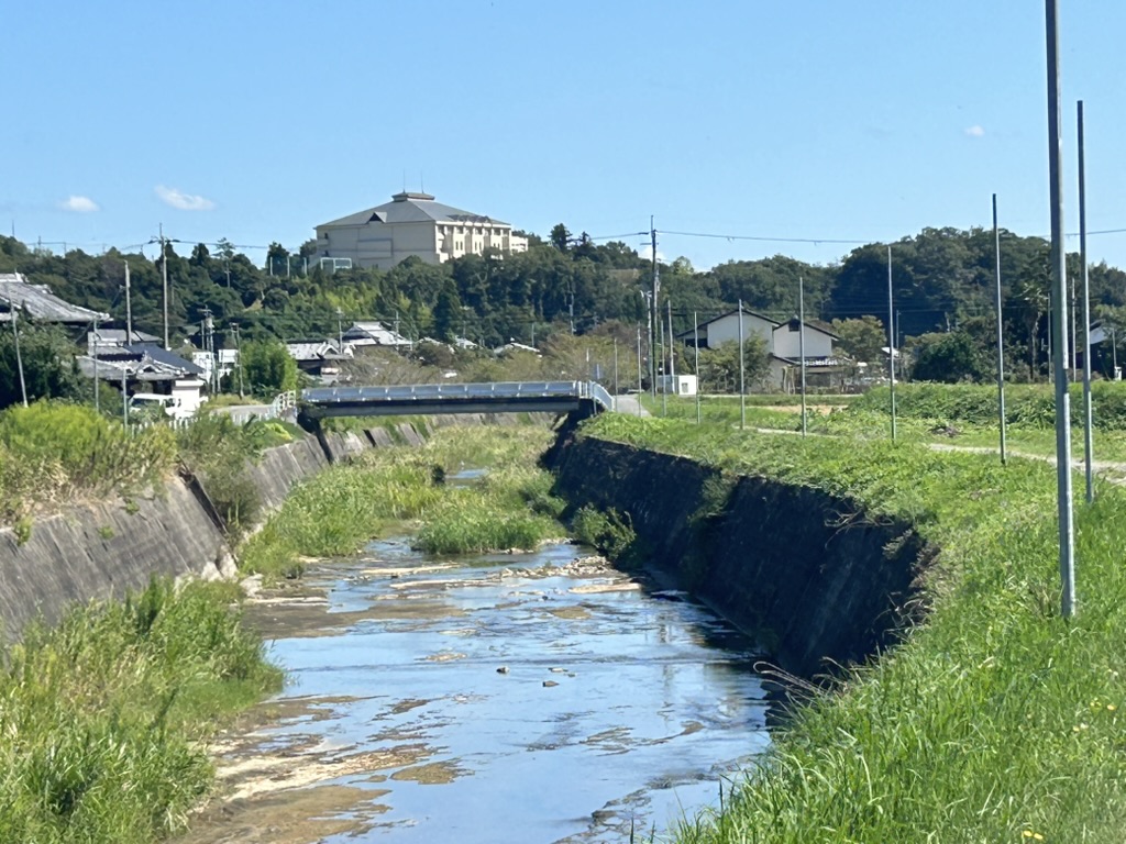 長尾川沿いの街灯が撤去された状態