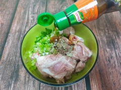 Chặt nhỏ sườn thành khúc vừa ăn rồi rửa sạch. Ướp vào sườn hành lá, dầu hào, nước mắm, muối, đường, bột ngọt, nước màu và xốt nêm knorr.