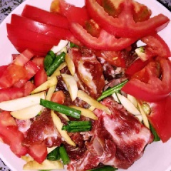 Cà chua cắt nhỏ. Sườn rửa sạch, chặt miếng vừa ăn, ướp cùng hành, gừng, tỏi, muối, đường và nước tương.