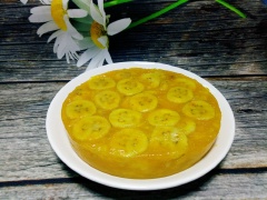 Cho hỗn hợp chuối vào khuôn đem hấp cách thủy trong 30 phút là bánh chín. Để bánh chuối hấp thơm ngọt nguội rồi mới lấy ra khỏi khuôn, bánh sẽ không bị vỡ.