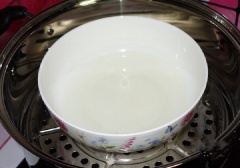 Ngâm gelatine vào 100ml nước cho mềm. Sau đó đổ gelatine và nước ngam vào nồi, thêm 400ml nước. Đun cho gelatine tan.