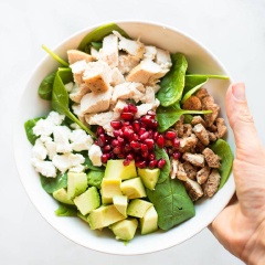 Cho cải bó xôi, bơ, phô mai, thịt gà luộc, hạt hạnh nhân ra tô, rưới nước sốt nam việt quất lên, trộn đều rồi thưởng thức salad thịt gà rau quả. Sự kết hợp của nhiều loại rau quả tươi mọng, ngọt mát, cực kì giàu vitamin trộn cùng thịt gà tạo hương vị hấp dẫn khó cưỡng. Đây là một công thức cực kì tốt cho sức khỏe, có tác dụng giảm cân hiệu quả đấy. Chị em còn chờ gì mà không nhanh tay thử ngay cách làm nào.