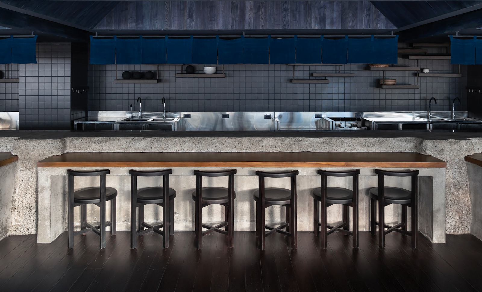 Vật liệu trầm và ánh sáng thấp: ngôn ngữ cảm xúc trong không gian F&B hiện đại