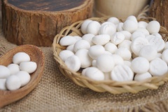 Bánh men sau khi nướng có vị thơm nước cốt dừa béo ngậy, vừa cắn 1 cái tan ngay trong miệng sẽ khiến bạn ăn mãi không dừng. Bảo quản bánh men trong hộp kín sẽ dùng được lâu hơn.