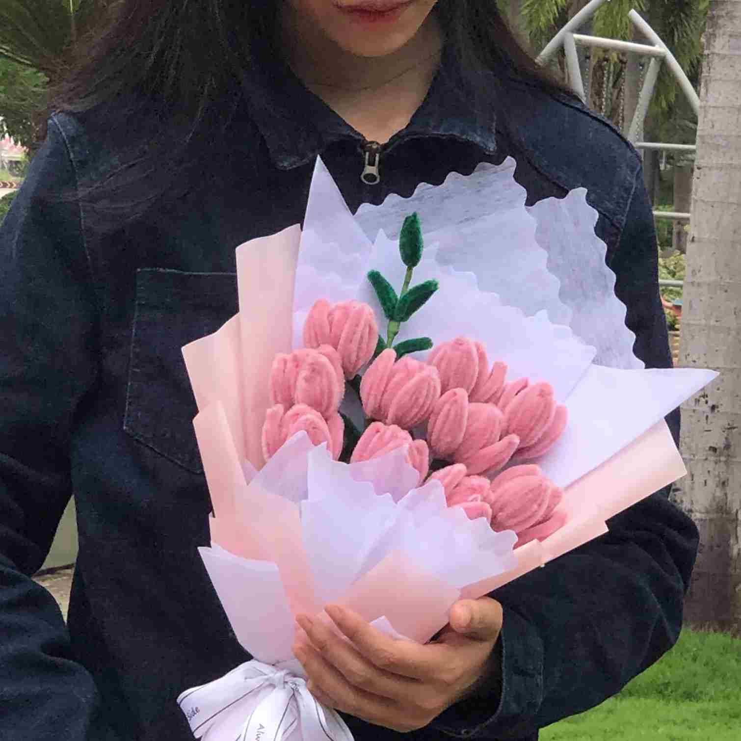 Chi tiết hoa tulip thủ công, lựa chọn độc đáo để bày tỏ sự trân quý tới thầy cô nhân dịp Ngày Nhà giáo Việt Nam.