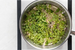 Đun sôi hỗn hợp rồi sau đó giảm lửa. Khi hỗn hợp này đã sôi và giảm xuống chỉ còn khoảng ½ so với ban đầu (mất khoảng 15 phút) thì tắt bếp. Lọc lấy nước.