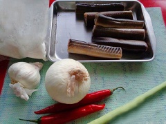 Lươn rửa với nước vo gạo, muối chà sát cho sạch chất nhờn. Cắt lươn thành từng khúc. Lóc bỏ xương. Sau đó lăn lươn qua chén bột mì.