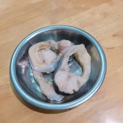Rửa sạch tất cả nguyên liệu. Cắt cà chua và đậu bắp thành khúc vừa ăn. Bắc chảo, chiên sơ phần cá đã chuẩn bị. Vừa chín tới thì cho ra dĩa. Các bạn có thể chọn loại cá mình thích.