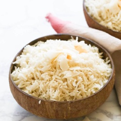 Cũng giống như xôi nếp, cơm nấu nước cốt dừa có vị ngon béo nhưng không dẻo quánh, tạo cảm giác đỡ ngán và giúp bạn có thể ăn được nhiều món ngon hơn khi kết hợp.