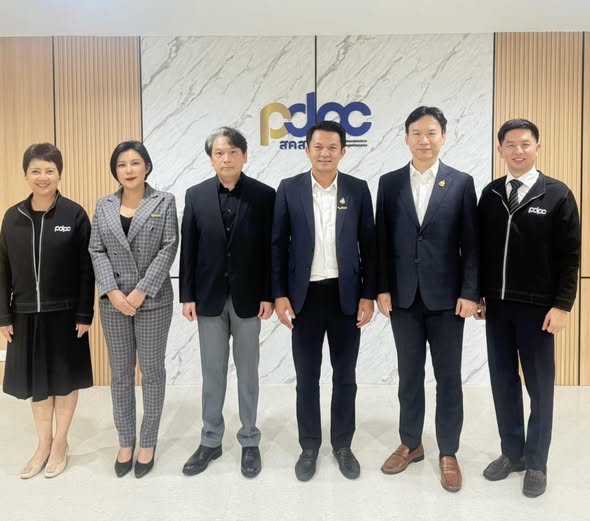 ภาพถ่ายรวม CIPAT และ PDPC หน้าห้องประชุม
