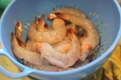 Tôm rửa sạch, bóc vỏ chừa lại phần đuôi, chẻ sống lấy chỉ lưng. Nấm sò ngâm nước muối 10 phút rồi vớt ra để ráo, cắt vừa ăn.